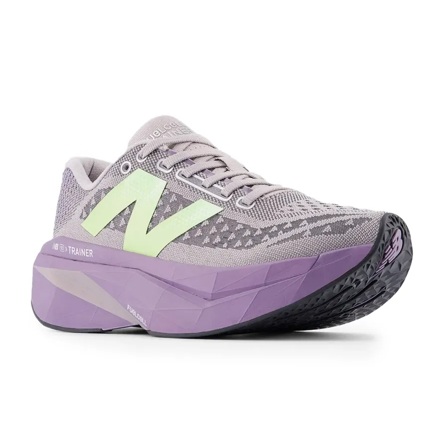 Tênis New Balance Fuelcell Supercomp Trainer V3 Cinza Feminino em ângulo frontal para detalhes de numeração